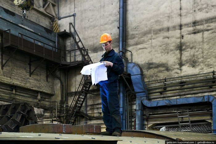 Kỹ sư chế tạo tàu ngầm Kilo đang đọc bản vẽ bên trong xưởng lắp ghép của nhà máy đóng tàu Admiralty